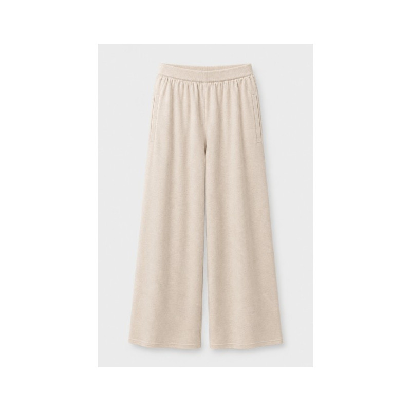 Pantalones largos de pierna ancha confeccionados en un tejido de aspecto suave. Cintura elástica y bolsillos laterales.