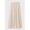 Pantalones largos de pierna ancha confeccionados en un tejido de aspecto suave. Cintura elástica y bolsillos laterales.