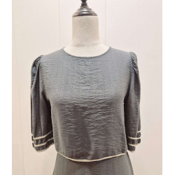 Blusa cuello redondo, manga codo. Falda largo midi, cintura goma, abertura parte central en la parte trasera. Detalle del conjun