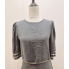 Blusa cuello redondo, manga codo. Falda largo midi, cintura goma, abertura parte central en la parte trasera. Detalle del conjun