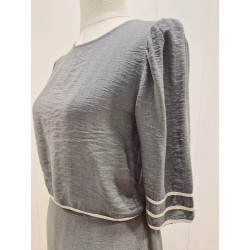 Blusa cuello redondo, manga codo. Falda largo midi, cintura goma, abertura parte central en la parte trasera. Detalle del conjun