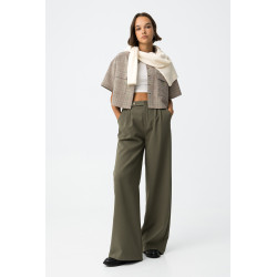 Pantalones de corte ancho en verde oliva, cintura alta con botones y cremalleras, bolsillos laterales.