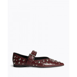 Zapato plano tipo bailarina para mujer. Detalle tachas. Cierre mediante hebilla en la tira del empeine