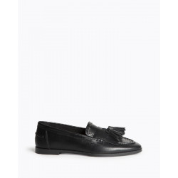 Mocasín para mujer con punta redonda y tacón plano. Detalle borlas y tachas