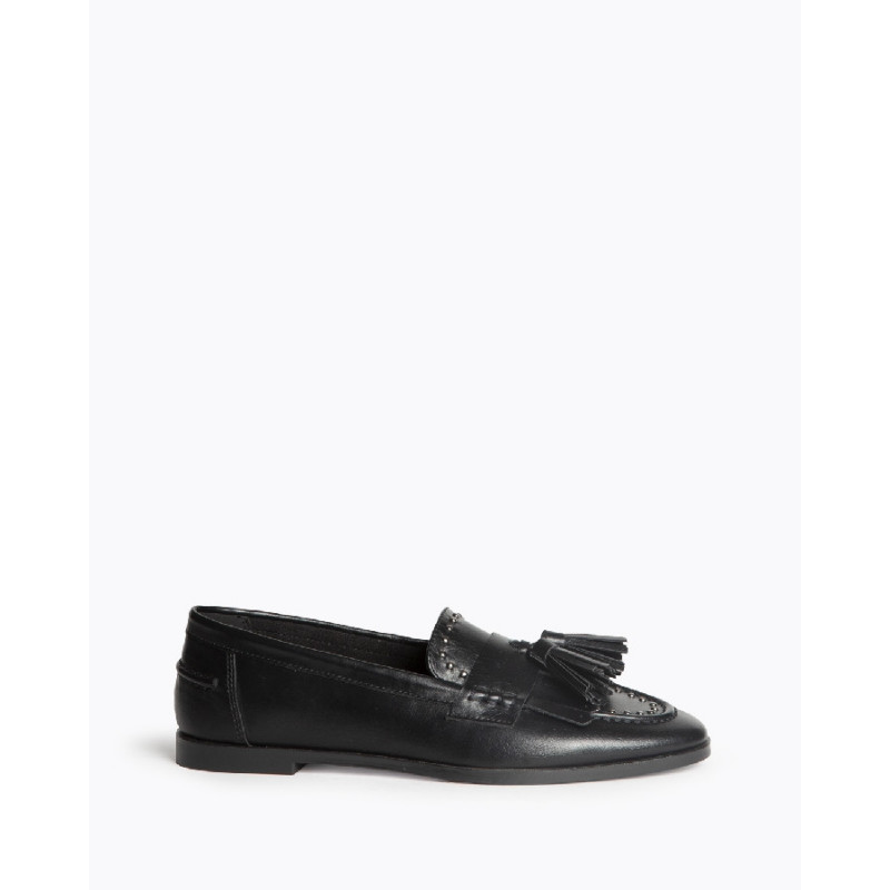 Mocasín para mujer con punta redonda y tacón plano. Detalle borlas y tachas Mocasín para mujer con punta redonda y tacón plano. Detalle borlas y tachas