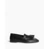 Mocasín para mujer con punta redonda y tacón plano. Detalle borlas y tachas
