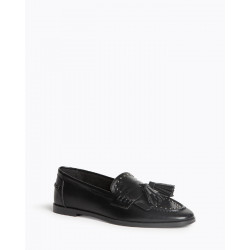 Mocasín para mujer con punta redonda y tacón plano. Detalle borlas y tachas
