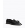 Mocasín para mujer con punta redonda y tacón plano. Detalle borlas y tachas