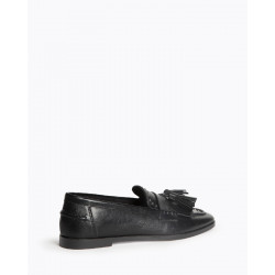 Mocasín para mujer con punta redonda y tacón plano. Detalle borlas y tachas
