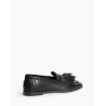 Mocasín para mujer con punta redonda y tacón plano. Detalle borlas y tachas