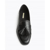 Mocasín para mujer con punta redonda y tacón plano. Detalle borlas y tachas
