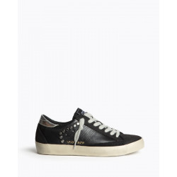 Zapatilla deportiva estilo retro. Cierre mediante cordones de siete pasadas. Corte en combinación de materiales y colores; detal