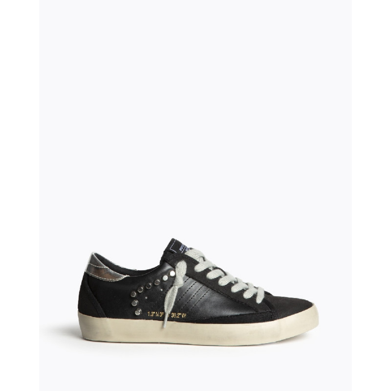 Zapatilla deportiva estilo retro. Cierre mediante cordones de siete pasadas. Corte en combinación de materiales y colores; detal Zapatilla deportiva estilo retro. Cierre mediante cordones de siete pasadas. Corte en combinación de materiales y colores; detal