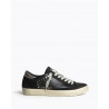 Zapatilla deportiva estilo retro. Cierre mediante cordones de siete pasadas. Corte en combinación de materiales y colores; detal