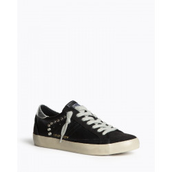Zapatilla deportiva estilo retro. Cierre mediante cordones de siete pasadas. Corte en combinación de materiales y colores; detal