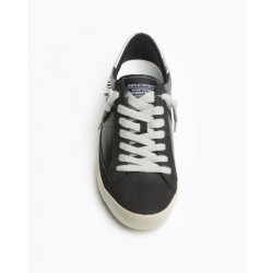 Zapatilla deportiva estilo retro. Cierre mediante cordones de siete pasadas. Corte en combinación de materiales y colores; detal