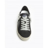 Zapatilla deportiva estilo retro. Cierre mediante cordones de siete pasadas. Corte en combinación de materiales y colores; detal