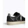 Zapatilla deportiva estilo retro. Cierre mediante cordones de siete pasadas. Corte en combinación de materiales y colores; detal