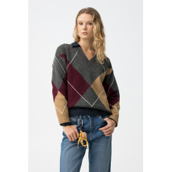 Jersey gris con patrón argyle en tonos vino y beige, manga larga y corte regular.