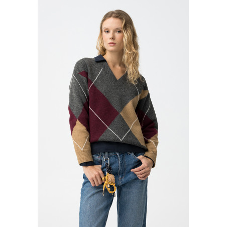 Jersey gris con patrón argyle en tonos vino y beige, manga larga y corte regular.