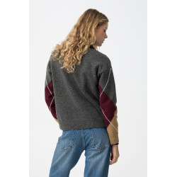 Jersey gris con patrón argyle en tonos vino y beige, manga larga y corte regular.