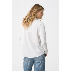 Camisa  de manga larga, cuello decorado con perlas y corte regular, estilo casual chic.