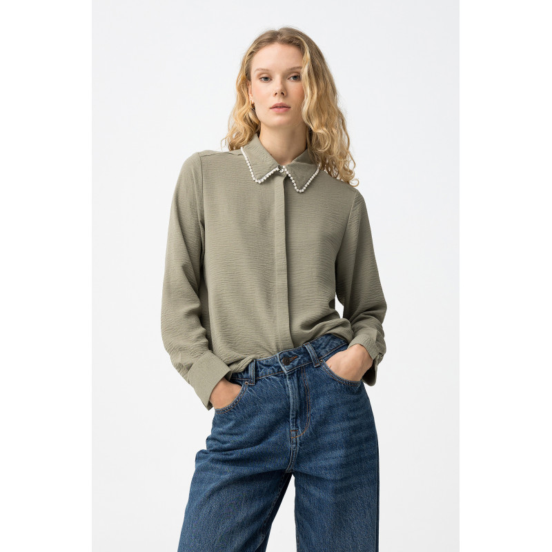 Camisa  de manga larga, cuello decorado con perlas y corte regular, estilo casual chic.