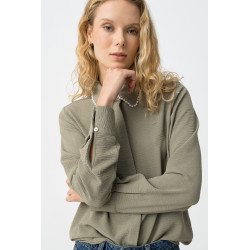 Camisa  de manga larga, cuello decorado con perlas y corte regular, estilo casual chic.