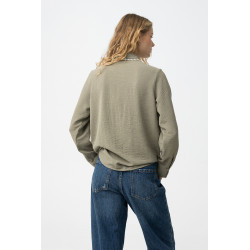 Camisa  de manga larga, cuello decorado con perlas y corte regular, estilo casual chic.