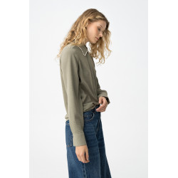 Camisa  de manga larga, cuello decorado con perlas y corte regular, estilo casual chic.