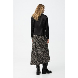 Falda midi de corte regular con estampado animal en tonos gris claro y negro.