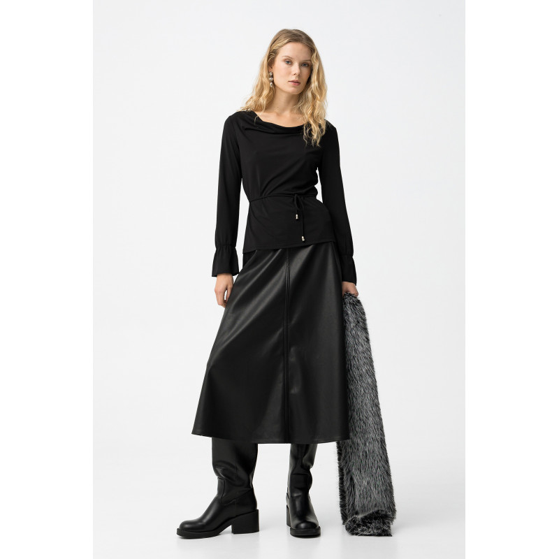 Falda midi de color negro con corte regular, estilo sofisticado y moderno para cualquier ocasión.