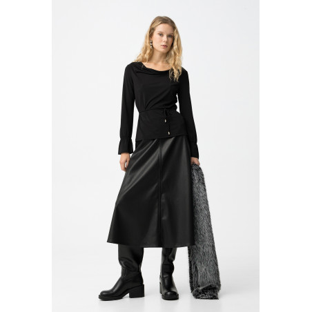 Falda midi de color negro con corte regular, estilo sofisticado y moderno para cualquier ocasión.