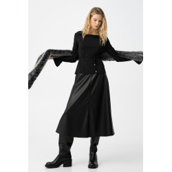 Falda midi de color negro con corte regular, estilo sofisticado y moderno para cualquier ocasión.