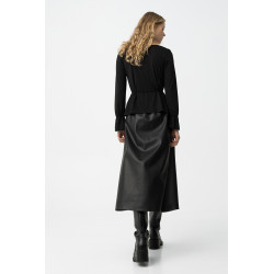 Falda midi de color negro con corte regular, estilo sofisticado y moderno para cualquier ocasión.