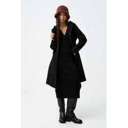 Abrigo largo de corte regular con dos bolsillos frontales, cinturón removible, doble cruce y cierre de botón. Solapa tipo chal,