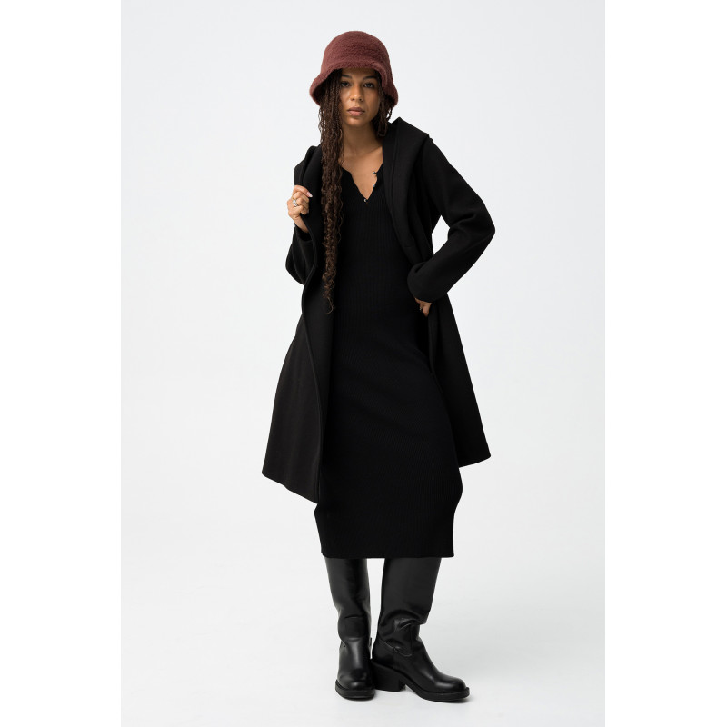 Abrigo largo de corte regular con dos bolsillos frontales, cinturón removible, doble cruce y cierre de botón. Solapa tipo chal,