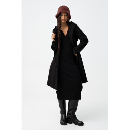 Abrigo largo de corte regular con dos bolsillos frontales, cinturón removible, doble cruce y cierre de botón. Solapa tipo chal,