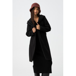 Abrigo largo de corte regular con dos bolsillos frontales, cinturón removible, doble cruce y cierre de botón. Solapa tipo chal,