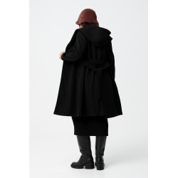 Abrigo largo de corte regular con dos bolsillos frontales, cinturón removible, doble cruce y cierre de botón. Solapa tipo chal,