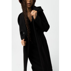 Abrigo largo de corte regular con dos bolsillos frontales, cinturón removible, doble cruce y cierre de botón. Solapa tipo chal,