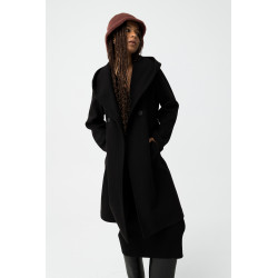 Abrigo largo de corte regular con dos bolsillos frontales, cinturón removible, doble cruce y cierre de botón. Solapa tipo chal,