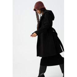 Abrigo largo de corte regular con dos bolsillos frontales, cinturón removible, doble cruce y cierre de botón. Solapa tipo chal,