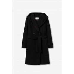 Abrigo largo de corte regular con dos bolsillos frontales, cinturón removible, doble cruce y cierre de botón. Solapa tipo chal,